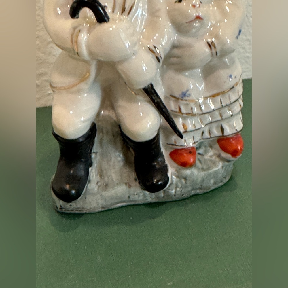 Vintage Porcelian Couple with Cat Figurine - Picture 5 of 12